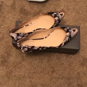 Vince Camuto Floral print flat